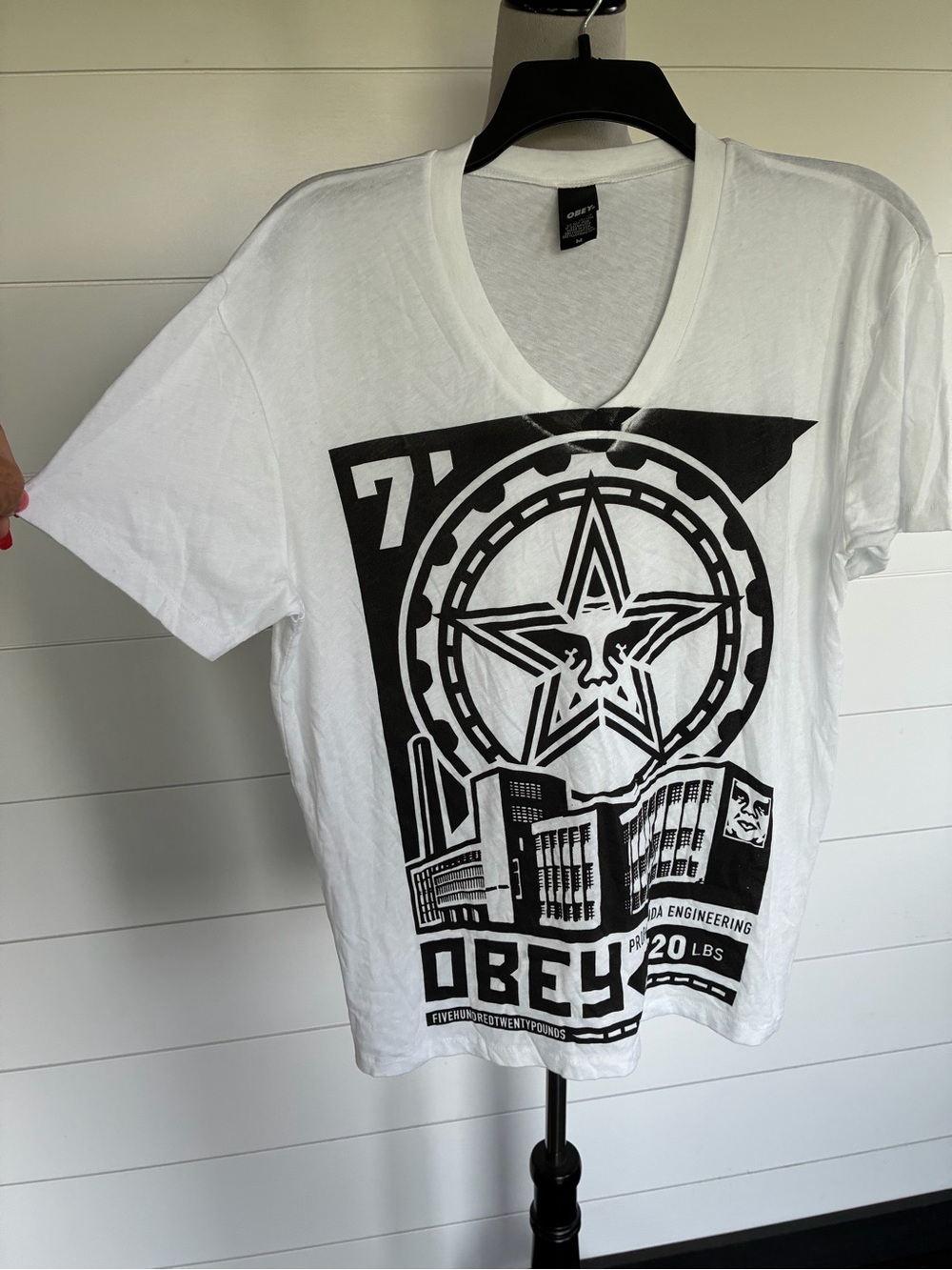 vintage OBEY Women's
"Propaganda Engineering 520 Lbs"
V-Neck T-Shirt. NWOT/0221 - Picture 4 of 8